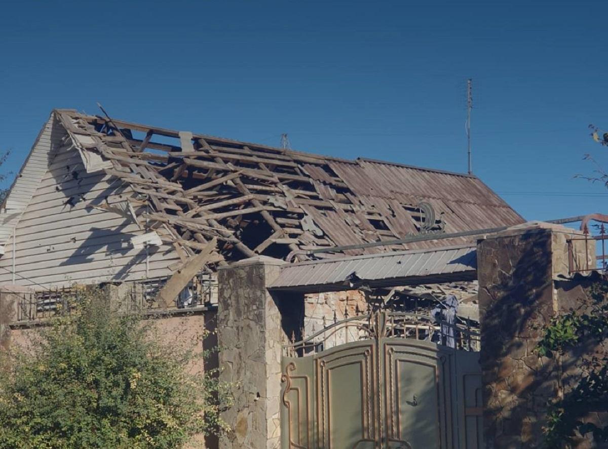 Наслідки влучання ворожих снарядів у Корабельному районі Херсона / фото t.me/roman_mrochko Наслідки влучання ворожих снарядів у Корабельному районі Херсона / фото t.me/roman_mrochko