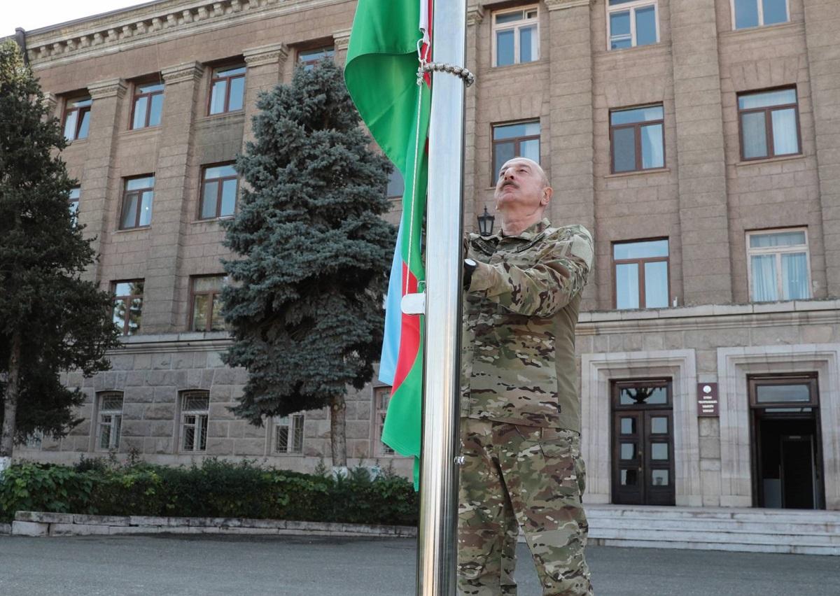 Алиев поднял флаг Азербайджана в Ханкенди / фото president.az Алиев поднял флаг Азербайджана в Ханкенди / фото president.az
