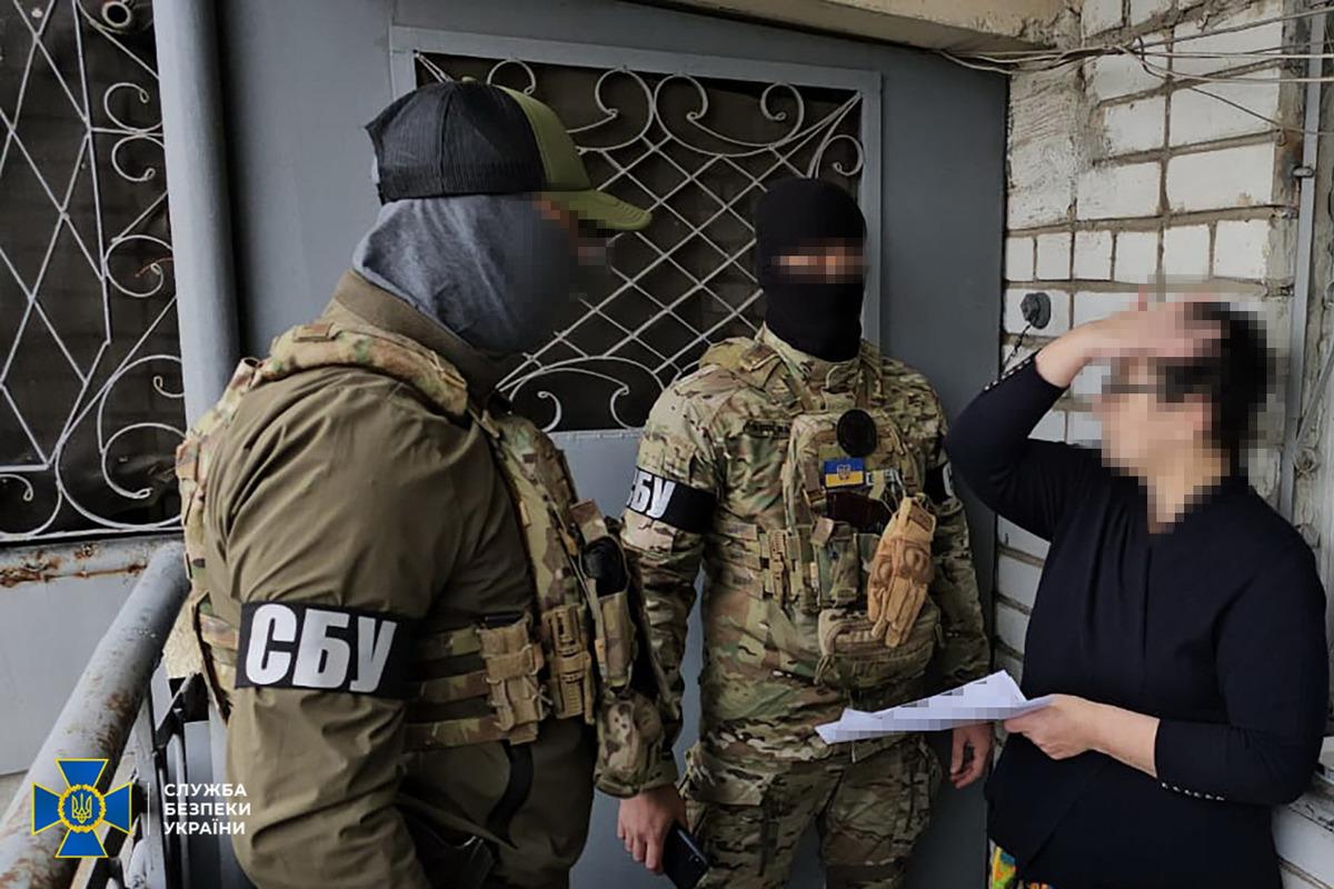 В Херсоне женщина по собственному желанию начала шпионить на РФ и попалась СБУ / фото пресс-службы Службы безопасности Украины В Херсоне женщина по собственному желанию начала шпионить на РФ и попалась СБУ / фото пресс-службы Службы безопасности Украины