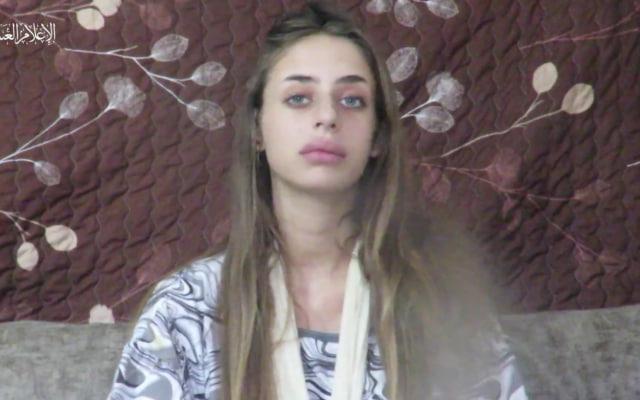 Израиль прокомментировал видео с заложницей ХАМАС / скриншот Израиль прокомментировал видео с заложницей ХАМАС / скриншот