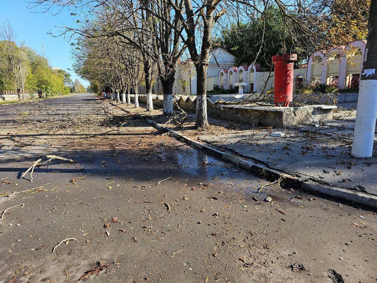 Одно из попаданий зафиксировано на территории транспортного предприятия / фото t.me/olexandrprokudin Одно из попаданий зафиксировано на территории транспортного предприятия / фото t.me/olexandrprokudin