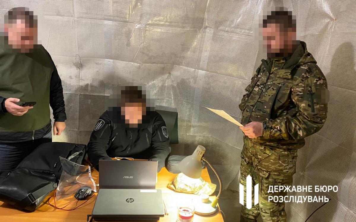 Командир с двумя подчиненными заключили "взаимовыгодное" соглашение / фото ГБР Командир с двумя подчиненными заключили "взаимовыгодное" соглашение / фото ГБР