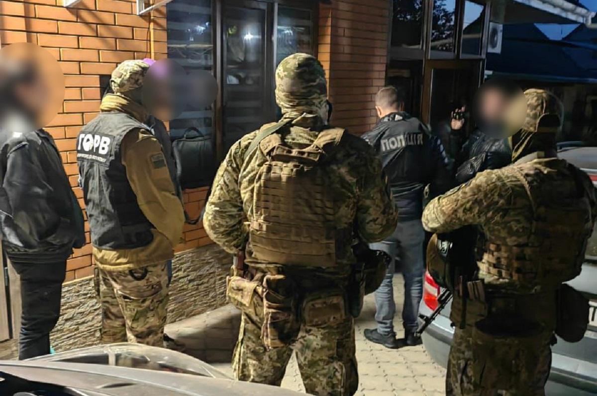 За схемою перевізника за кордон виїхали 18 ухилянтів / фото Нацполіції За схемою перевізника за кордон виїхали 18 ухилянтів / фото Нацполіції