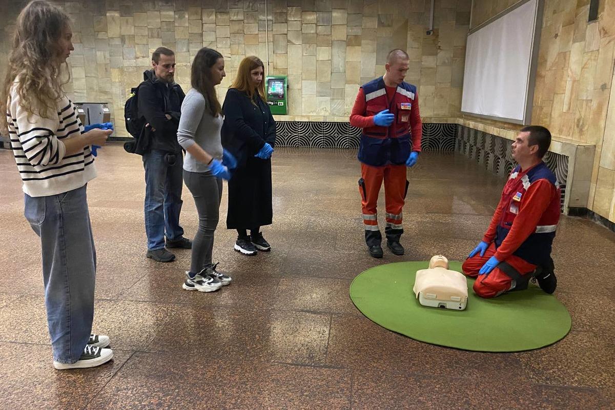 Українцям провели безкоштовний тренінг домедичної допомоги в метро / фото УНІАН, Тетяна Поляковська Українцям провели безкоштовний тренінг домедичної допомоги в метро / фото УНІАН, Тетяна Поляковська