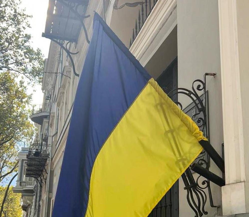 Юнак порвав прапор України в Одесі / od.npu.gov.ua Юнак порвав прапор України в Одесі / od.npu.gov.ua