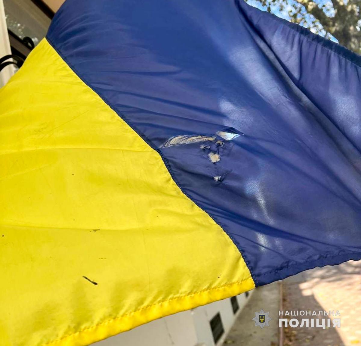 В Одесі п’яний юнак розірвав прапор України: чим це скінчилося В Одесі п’яний юнак розірвав прапор України: чим це скінчилося