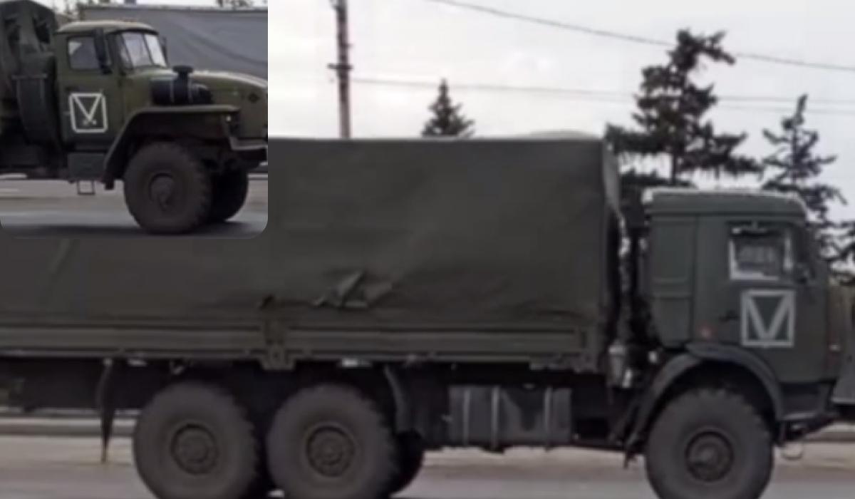 Велика кількість вантажівок з БК йде з Новоазовську в напрямку Бердянська / колаж УНІАН, фото скріншот