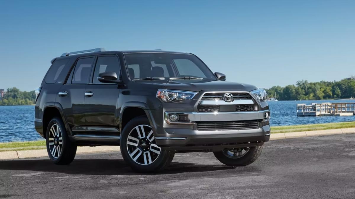 Під капотом позашляховика Toyota встановлено атмосферний двигун V6 Старої школи / фото toyota.com Під капотом позашляховика Toyota встановлено атмосферний двигун V6 Старої школи / фото toyota.com