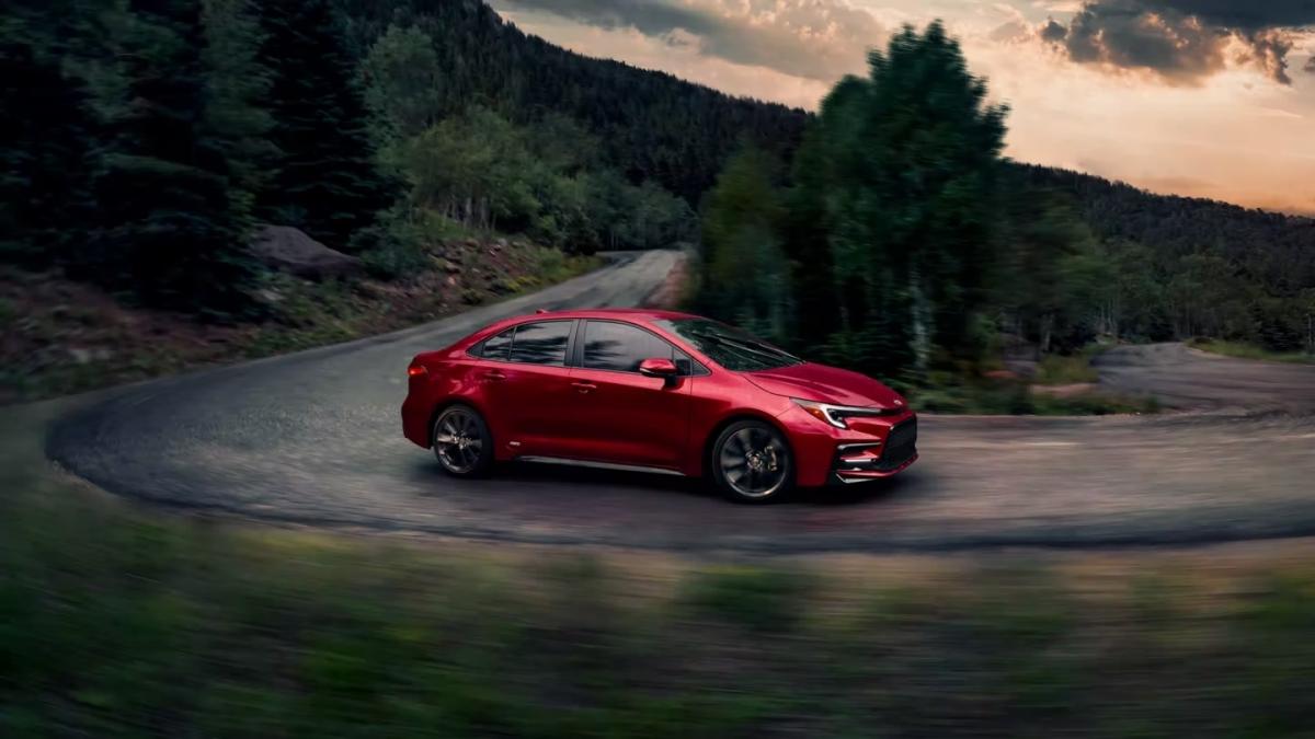 Стандартна комплектація Corolla Hybrid добре оснащена / фото toyota.com Стандартна комплектація Corolla Hybrid добре оснащена / фото toyota.com