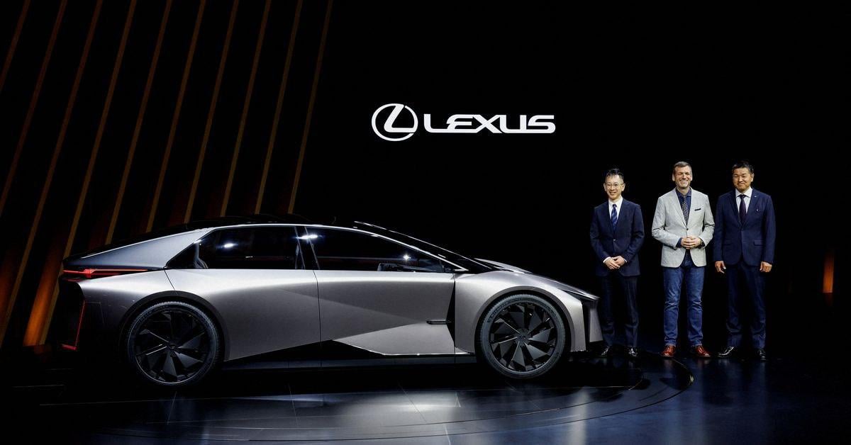 Компания представила концепт-кар Lexus с запасом хода около 1000 км / фото REUTERS Компания представила концепт-кар Lexus с запасом хода около 1000 км / фото REUTERS