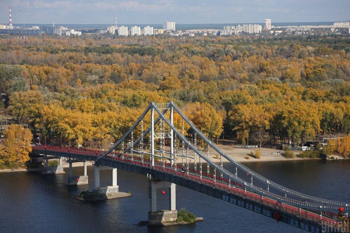Вид на пешеходный мост через Днепр в Киеве / фото УНИАН Вид на пешеходный мост через Днепр в Киеве / фото УНИАН