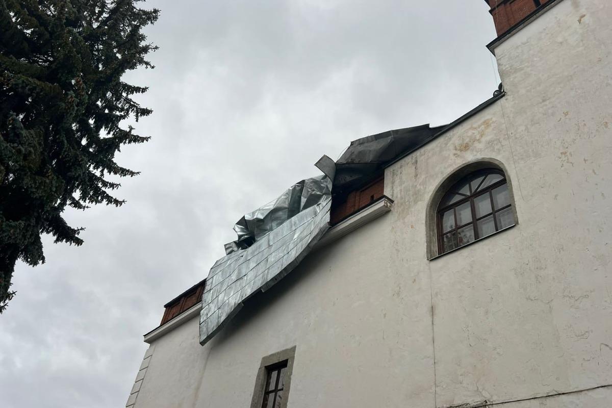 На Ровенщине ветер повредил Дубенский замок / фото пресс-службы ГСЧС На Ровенщине ветер повредил Дубенский замок / фото пресс-службы ГСЧС