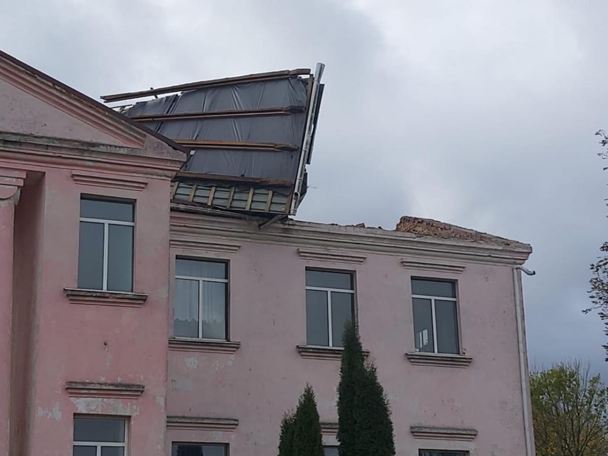 У Хмельницькій області через негоду багато населених пунктів залишилися без електрики / фото t.me/khmelnytskaODA У Хмельницькій області через негоду багато населених пунктів залишилися без електрики / фото t.me/khmelnytskaODA