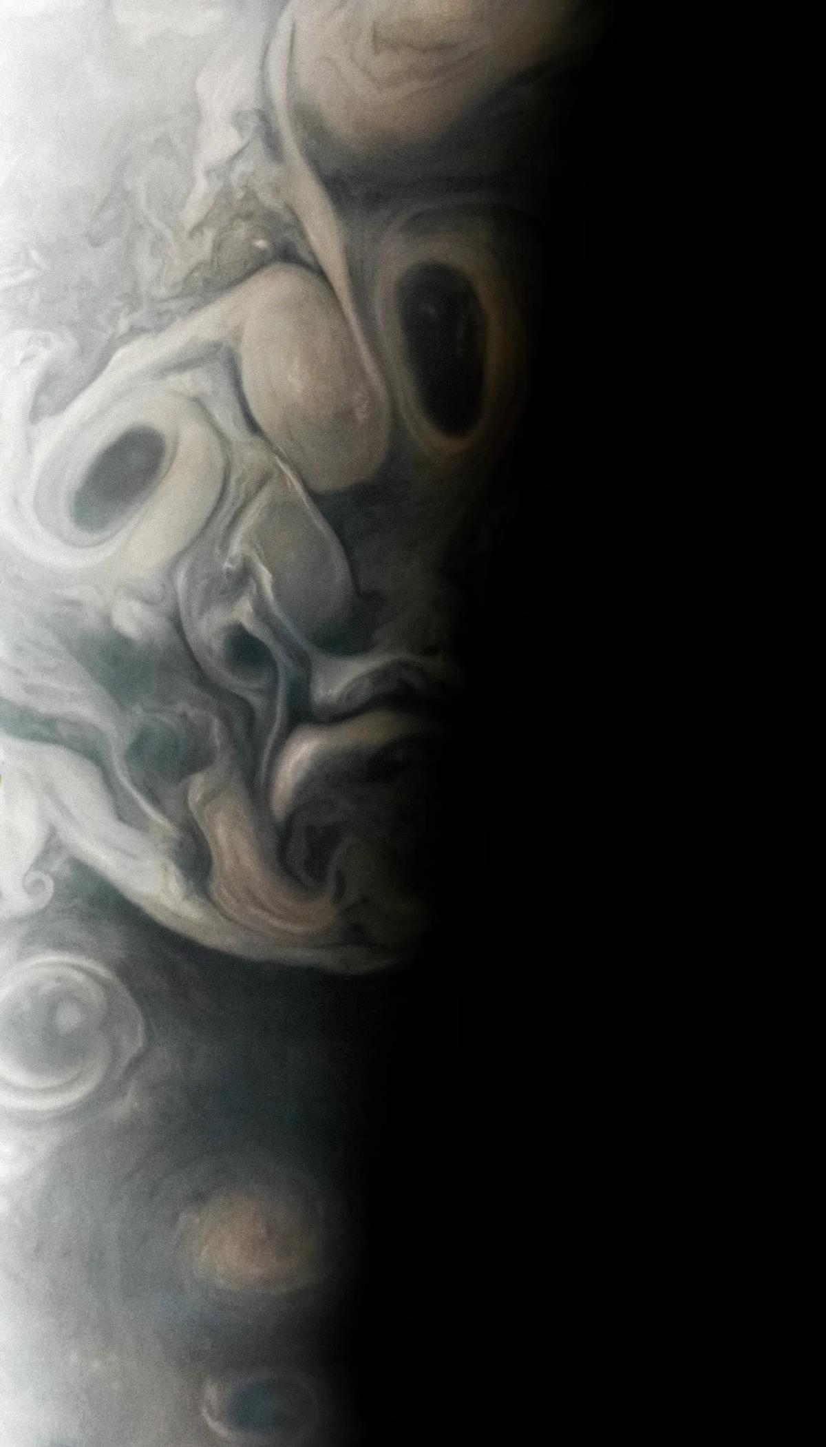 Странные облака над Юпитером зафиксировал зонд NASA / фото NASA Странные облака над Юпитером зафиксировал зонд NASA / фото NASA