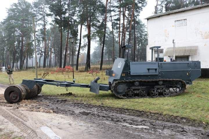 На Харьковщине презентовали первую в Украине машину для разминирования / фото МВД На Харьковщине презентовали первую в Украине машину для разминирования / фото МВД