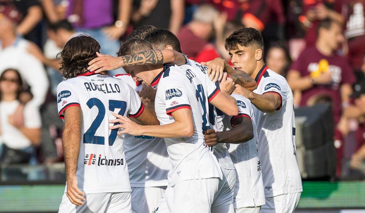 Футболісти Кальярі святкують гол / фото facebook.com/cagliaricalcio Футболісти Кальярі святкують гол / фото facebook.com/cagliaricalcio