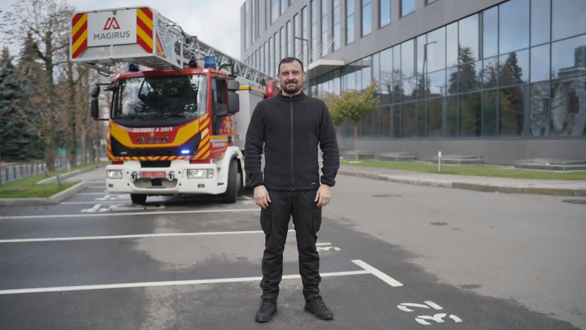 Владелец компании "Промэнергооборудование" продемонстрировал новую автолестницу от Magirus / фото пресс-службы компании Владелец компании "Промэнергооборудование" продемонстрировал новую автолестницу от Magirus / фото пресс-службы компании