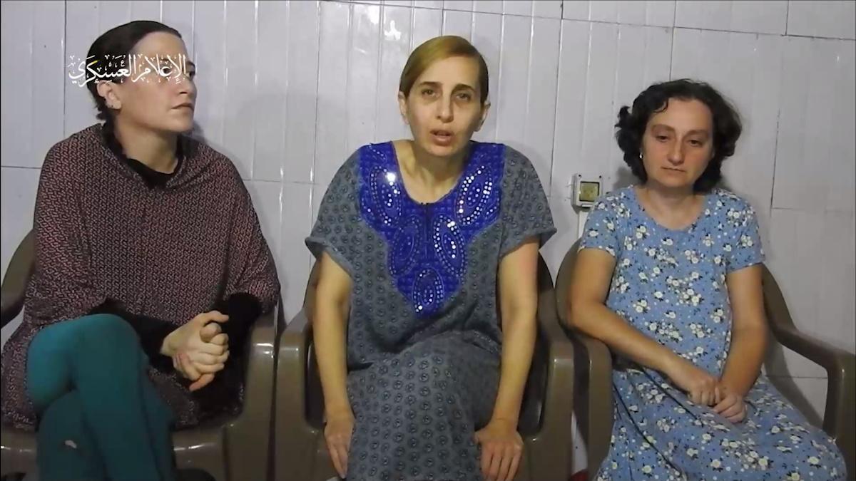 ХАМАС показал трех заложниц в видео / скриншот ХАМАС показал трех заложниц в видео / скриншот