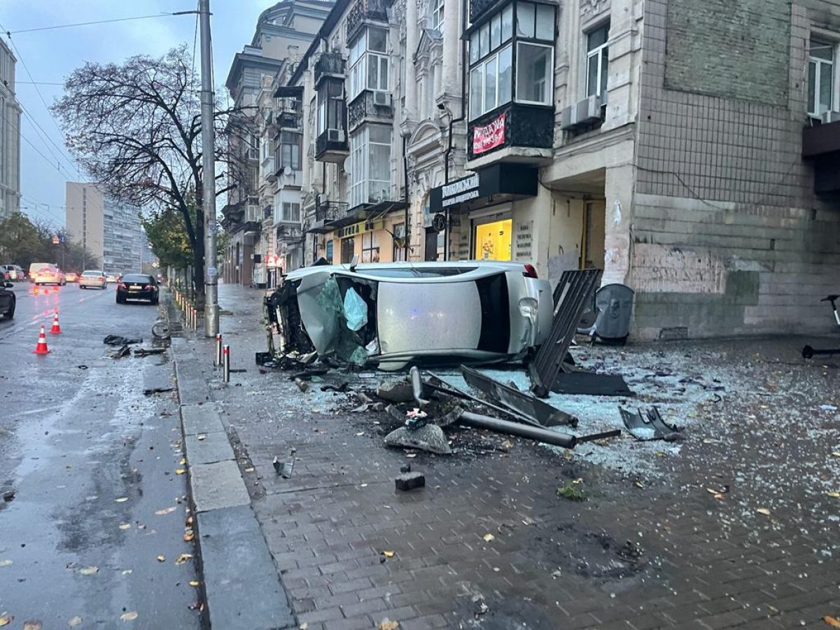 В Киеве автомобиль наехал на людей на остановке и перевернулся (фото) —  УНИАН