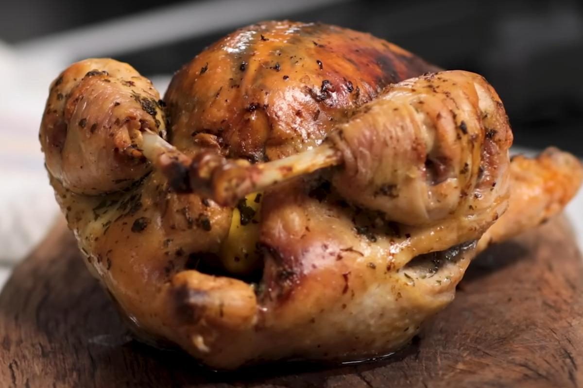 С хрустящей корочкой. 7 способов запечь праздничного цыпленка | Аргументы и Факты