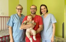 У Львові провели надскладну операцію немовляті з велетенською кістою легень (фото)