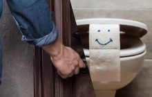 Чому люди терміново йдуть до туалету, коли виходять з дому: медики знайшли пояснення