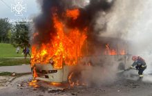 Огонь охватил полностью: во Львове во время движения загорелась маршрутка с пассажирами (фото)