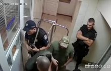 У військкоматі Чернівців побили чоловіка на очах у поліції: копи посміхалися (відео)