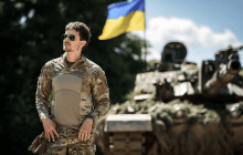 Известный певец отменил тур и возвращается на фронт