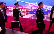 Без "чемоданчика" никуда: в Пекине заметили легендарные "черные ящики" Путина (видео)