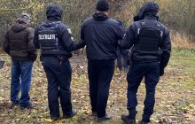 Закопал в кадках: на Черниговщине накрыли криминального авторитета с арсеналом и наркотиками (фото, видео)