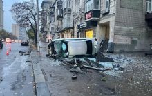 В Киеве автомобиль наехал на людей на остановке и перевернулся (фото)