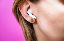 Проводные, вакуумные и airpods: как почистить наушники от серы за 5 минут