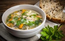 Диетолог объяснил, правда ли куриный суп помогает при болезнях