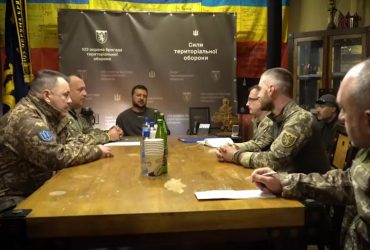 Зеленский посетил украинские позиции на Купянско-Лиманском направлении (видео)