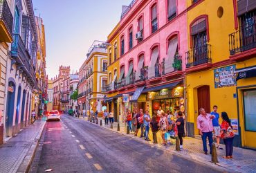 Испанский город решил бороться с непристойными мальчишниками и девичниками