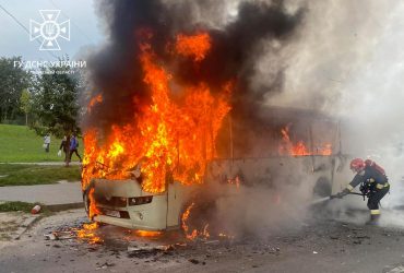 Огонь охватил полностью: во Львове во время движения загорелась маршрутка с пассажирами (фото)