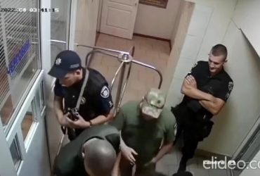 В военкомате Черновцов избили мужчину на глазах у полиции: копы улыбались (видео)