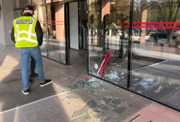 В Киеве вооруженный мужчина захватил бизнес-центр: с нападавшим уже разобрались (фото)