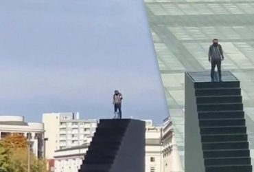 У Варшаві чоловік заліз на пам'ятник жертвам Смоленської трагедії і погрожував самопідривом (відео)