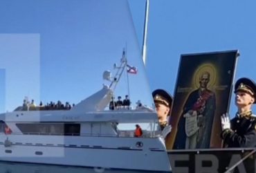 Россияне притащили в Севастопольскую бухту покойного адмирала Ушакова (видео)