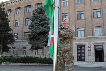 Президент Азербайджана поднял флаг страны в Ханкенди (фото)