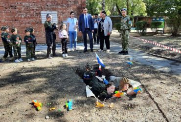 Яка країна, такі ігри: в РФ дитсадківців тренували сидіти в окопі (фото)