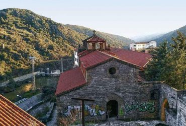 Понад 40 будинків за ціною однієї квартири: в Іспанії виставили на продаж ціле селище (фото)