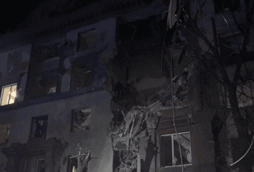 Россия ударила по многоэтажке в Запорожье: есть жертвы (фото)