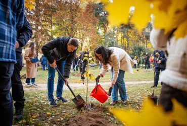 Гай дитячих снів: на Київщині висадили дерева памʼяті дітей, які загинули під час повномасштабної війни