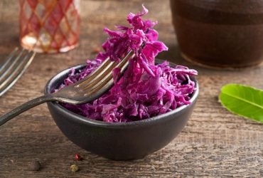 Закриваю 30 банок і все одно мало: хрустка червона квашена капуста