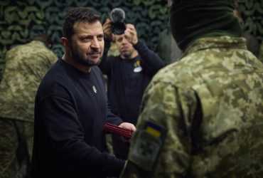 Несмотря на обстрелы: Зеленский посетил многострадальную Херсонщину и Николаев (фото)