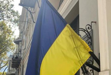 В Одессе пьяный парень разорвал флаг Украины: чем это кончилось