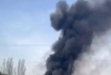 У Донецьку прогриміли вибухи: вирує потужна пожежа (фото, відео)